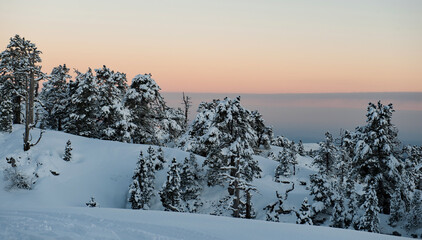 Lever de soleil sur la Pierre Saint Martin, dans la chaine de montagne des Pyr&eacute;n&eacute;es