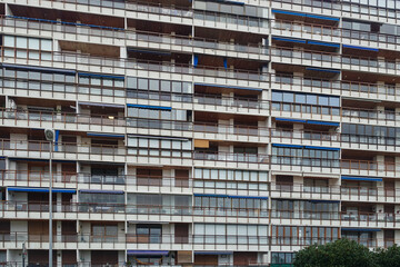 Façade d'une résidence de logements avec terrasses