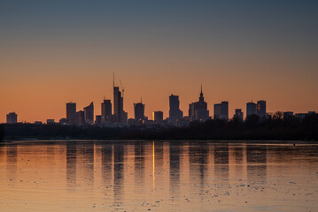Zachód słońca nad Wisłą w Warszawie.
