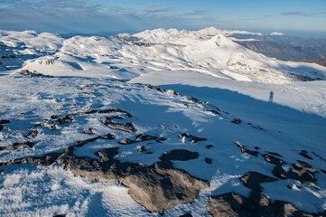 Silhouette humaine devant la chaine de montagne Py&eacute;n&eacute;enne