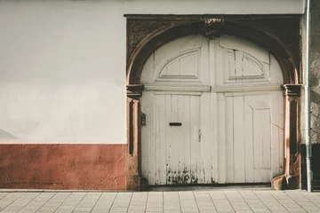 Fototapeten a wall with a old wooden door © funkenzauber