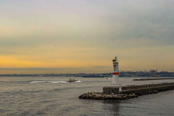 Fototapeta premium a small lighthouse and a sunset with beautiful colors behind it