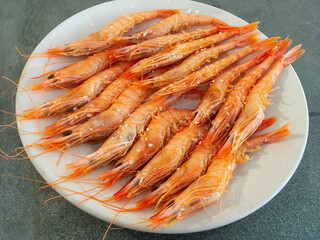 Gambas blancas cocinadas y servidas para comer desde Huelva, España. Un plato famoso, valorado y tradicional en España procedente del sur de España.