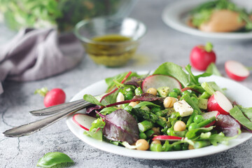 Green salad with asparagus and radish	