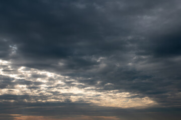 Fototapeta premium lever de soleil au nuages noirs
