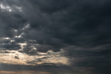Naklejka na ściany i meble ciel d'orage orangé et nuages noirs