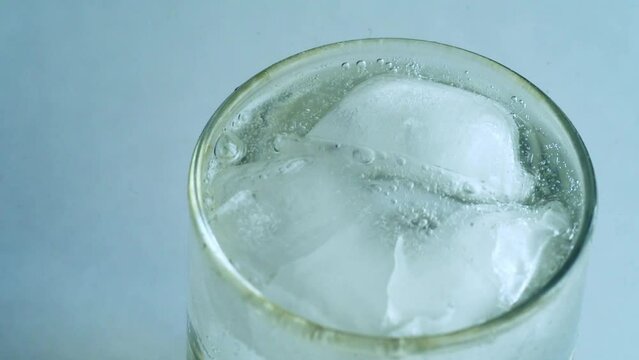 氷の入った炭酸水が泡立つ様子