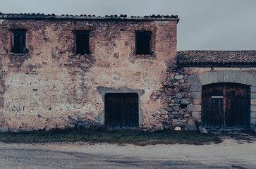 Fachada edificio antiguo rural