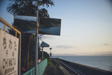 海の真横の景色が素晴らしい長崎県千綿駅の夕方の風景
