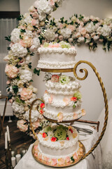 Obraz na płótnie Canvas Stylish wedding cake with flowers. 
