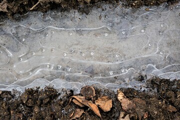  Interessante Eisstrukturen  mit Lufteinschlüssen - winterliches Detail