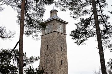 Der  26 Meter hohe Carolinen Turm auf dem 497 m hohen Kötsch im Weimaer Land ist ein beliebtes...