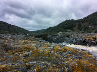 Cañón, rápidos y cascadas del río Guadiana en Mértola (Portugal) en el paraje natural conocido como el Salto del Lobo (en portugués: Pulo do Lobo). El Parque Natural del Valle del Guadiana.