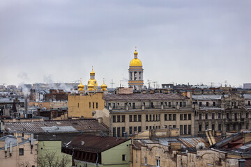 Fototapeta premium Вид на старинные крыши Санкт-Петербурга, пасмурным днем
