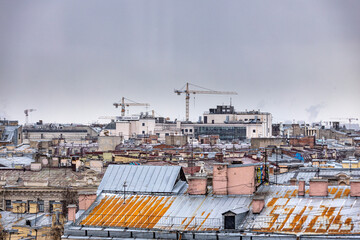 Вид на старинные крыши Санкт-Петербурга, пасмурным днем