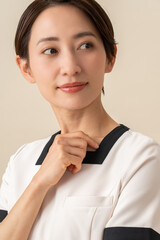 制服を着た日本人女性