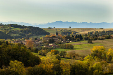 village pittoresque de Barran dans le Gers en automne et son clocher tor - obrazy, fototapety, plakaty