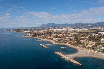 Fototapeta premium espigones de la playa de nueva Andalucía en Marbella, España