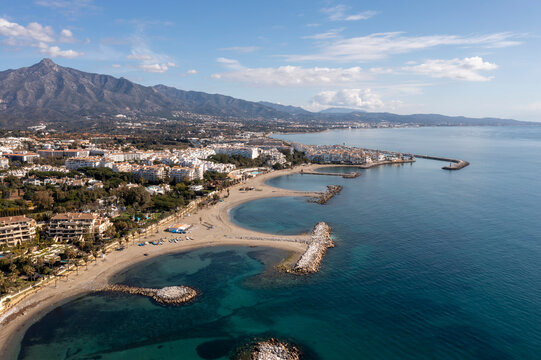 Fototapeta espigones de la playa de nueva Andalucía en Marbella, España