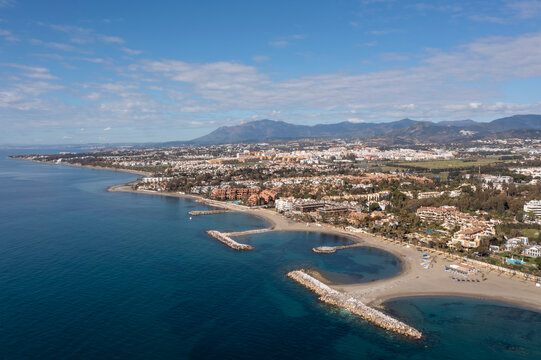 Fototapeta espigones de la playa de nueva Andalucía en Marbella, España