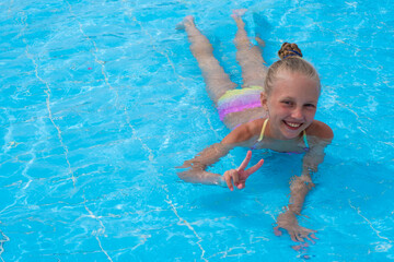 Fototapeta na wymiar girl swimming in the pool