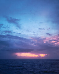 Beau coucher de soleil ciel et mer avec des nuages colorés