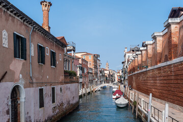 Kanal mit Booten und Fassaden aus Backstein in Dosoduro Venedig