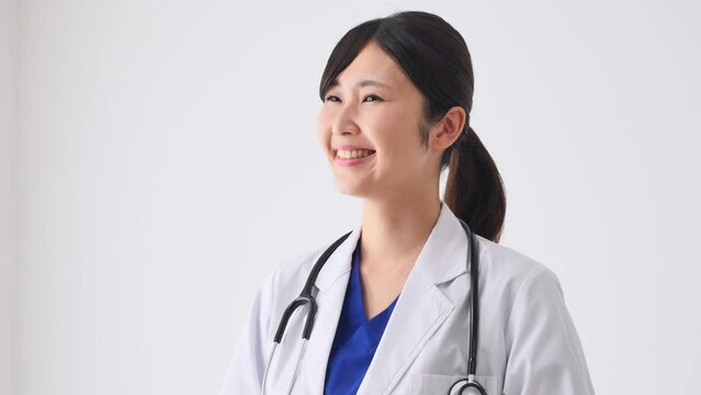 女性　医者　笑顔　白背景