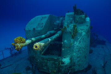 The stern guns on the sunken shipwreck in Cayman Brac called the Captain Keith Tibbetts. This russian frigate is a popular attraction for scuba divers from all around the world - obrazy, fototapety, plakaty