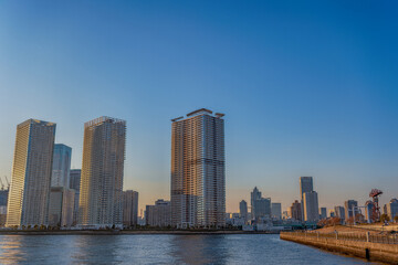 Obraz premium 東京都江東区豊洲の夕方の都市景観