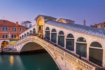 Papier Peint photo Pont du Rialto Venice, Italy at the Rialto Bridge over the Grand Canal