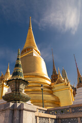 Naklejka premium Giant golden stupa in Buddhist temple, Bangkok, Thailand