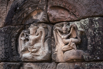Obraz premium Stone-carved bas-relief with dancing apsaras in ancient Khmer temple in Angkor, Siem Reap, Cambodia