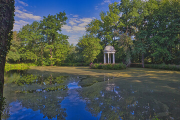 Pavilion im Schlosspark Lützschena in Leipzig, Sommer blauer Himmel