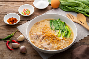 Rice Vermicelli Noodles with Pork in Gravy Sauce (rad na moo).Thai food