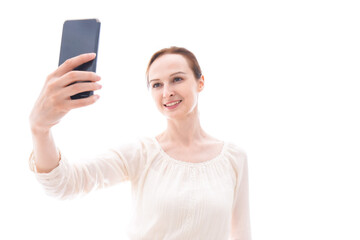 Fototapeta premium セルフィーを撮影する若い女性