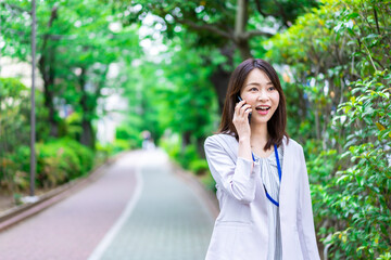 外で電話をするビジネスウーマン
