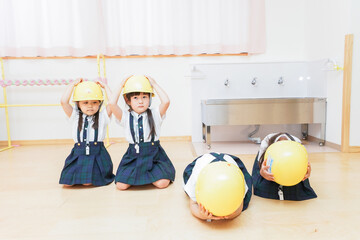 ヘルメットを被り避難する子供