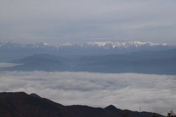 雲海越しに見るアルプスの山々