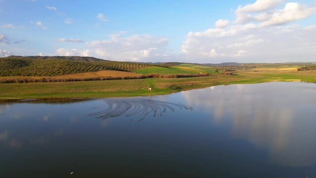 parapente rozando el agua en bonito lago