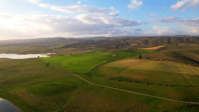lago con parapentes a vista de pajaro