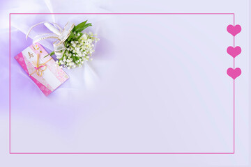 結婚祝いと鈴蘭のブーケのハート・フレーム（白い布の背景）