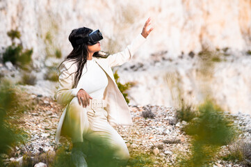 Una elegante mujer vestida con un traje blanco usando unas gafas de realidad virtual