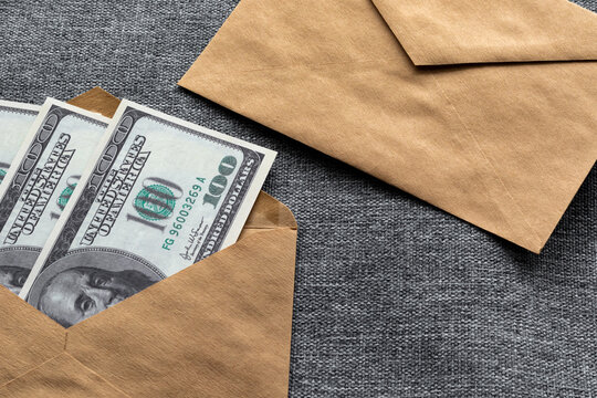 Offering a bribe with American hundred-dollar bills in an envelope. Corruption and refusal to bribe American banknotes.
