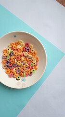 cereales de colores fondo celeste blanco