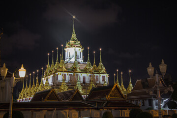 Fototapeta na wymiar Vista Nocturna del Templo de Wat Ratchanatdaram, Bangkok