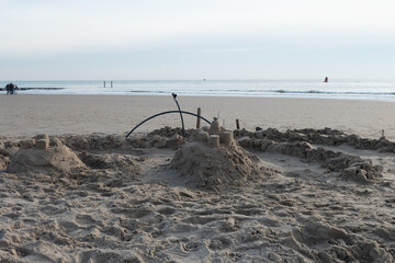 Eine Sandburg am Strand von Zoutelande in den Niederlanden