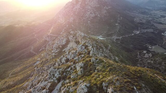 Survol paysage montagneux
