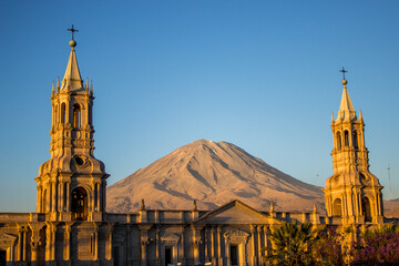 Catedral del Arequipa con el volcán Misti en el fondo
