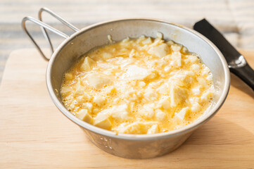 砕いた豆腐と溶いた生卵を混ぜる